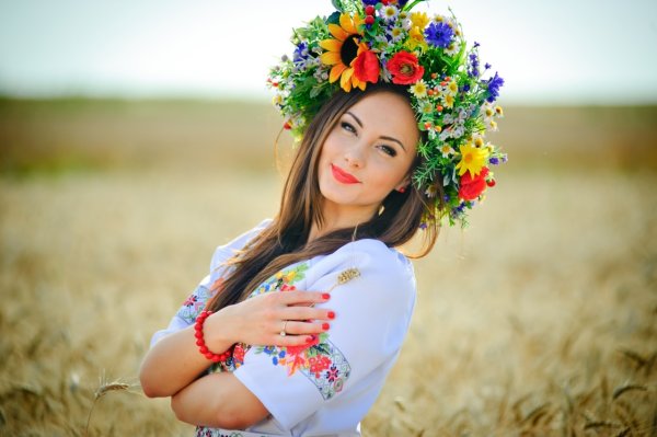 Девушка в украинском венке