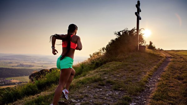 Спортивная девушка в горах