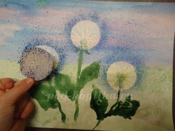 Рисование «одуванчики в траве» (восковые мелки).