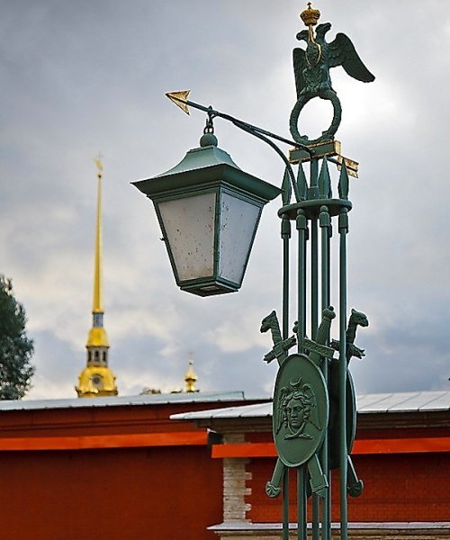 Фонари Иоанновского моста в Санкт-Петербурге