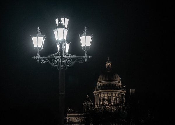 Уличный фонарь на черном фоне