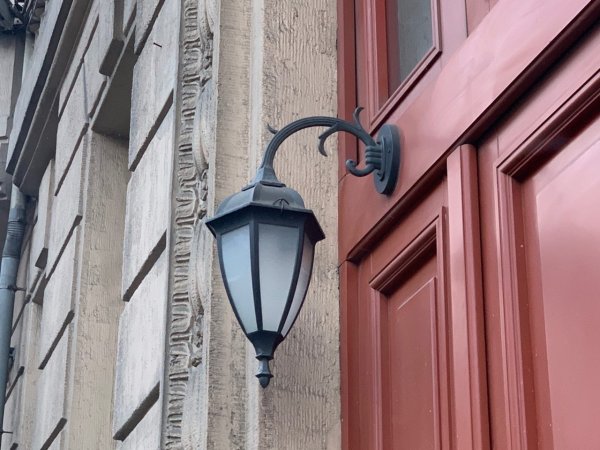 Фонари на фасаде дома Петербурга