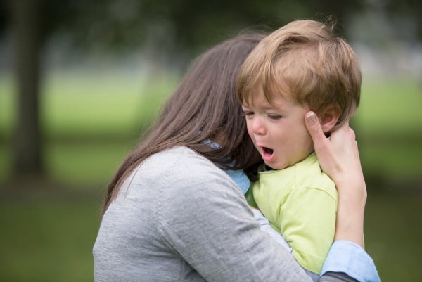 Родители раутешают детей