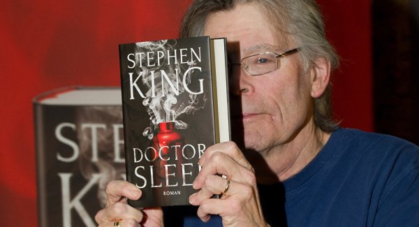 Стивен Кинг с книгой в руках