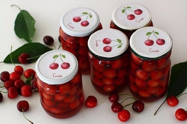 Банка с вишней