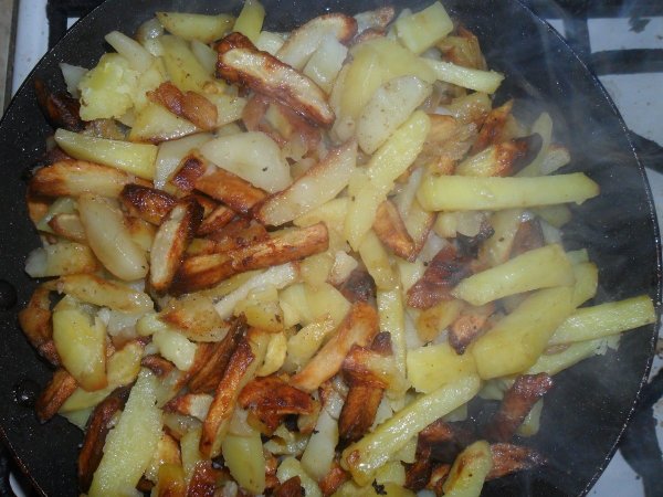 Жареный картофель на сковороде