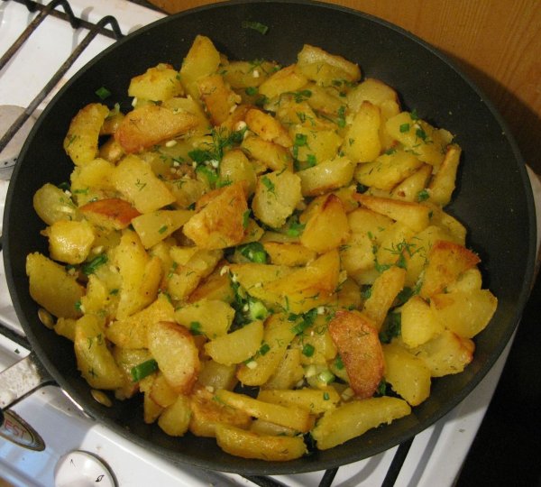 Жареная картошка на сковородке