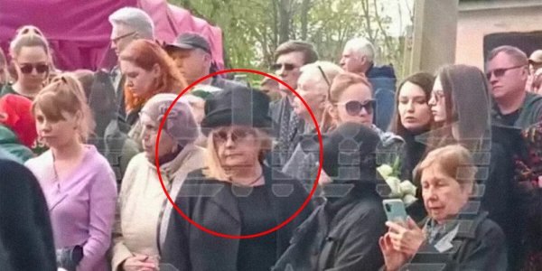 А́лла Бори́совна пугачёв
