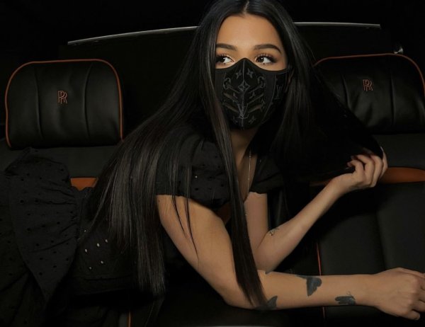 Амина тендерлибае в очках