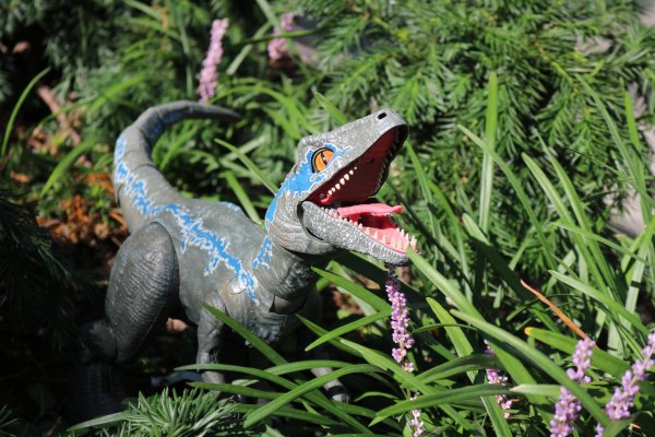 Велоцераптор Блю игрушка