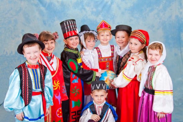 Дети разных национальностей в народных костюмах