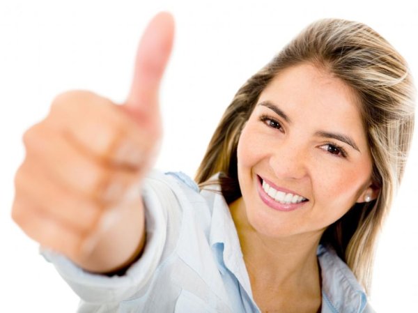 Девушка показывает супер