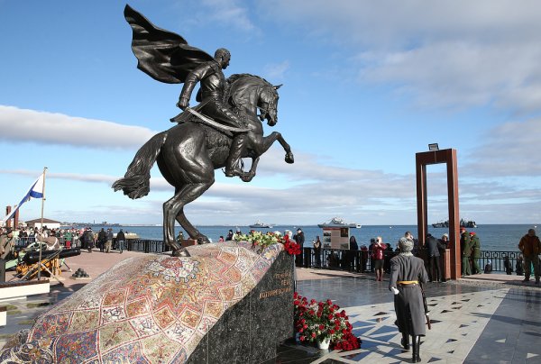 Памятник Петру Котляревскому в Феодосии