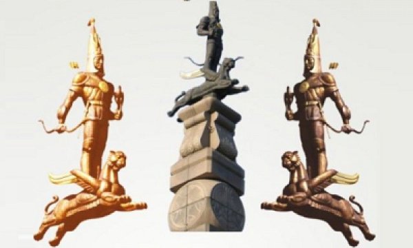 Золотой человек Казахстан статуя