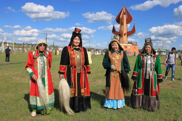 Якуты в национальной одежде Ысыах