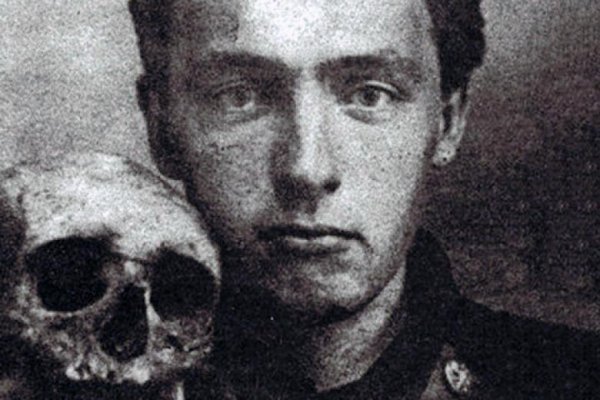 Велимир Хлебников с черепом