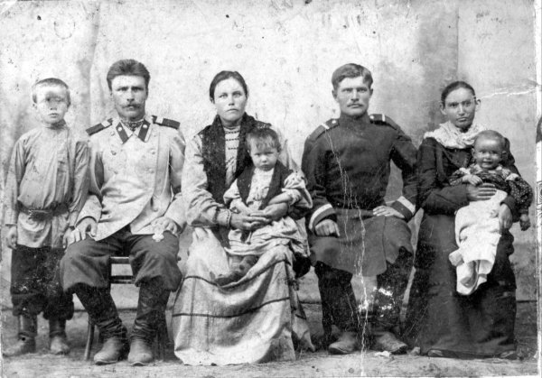 Казак, Бирюков Федор Артемьевич ст.Есауловская.и его дети.