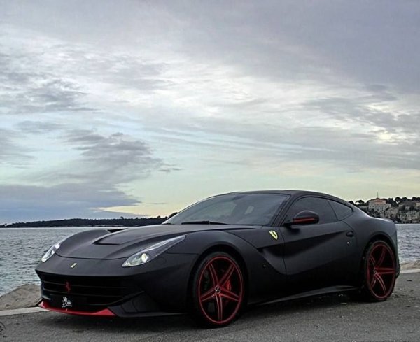 F12 Berlinetta черная