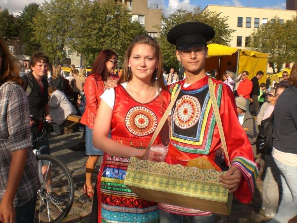 Скульптура коробейнику на Вайнера