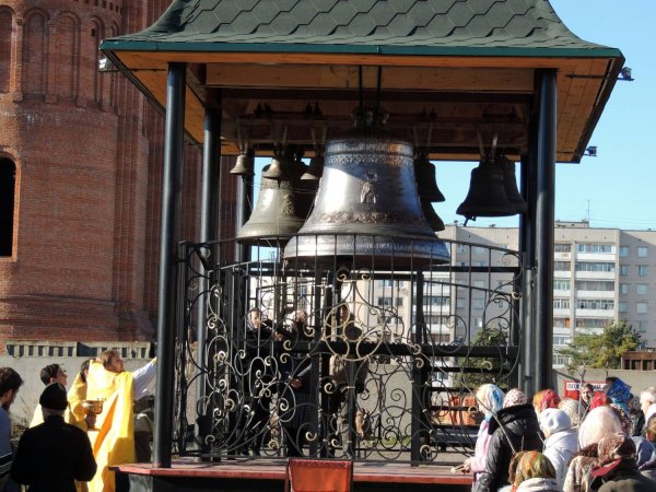 Звонница Великий Новгород с 3 куполами