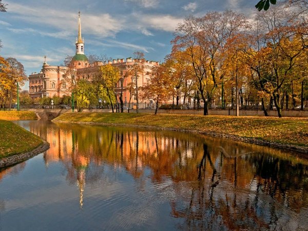 Михайловский инженерный замок в Санкт-Петербурге осень