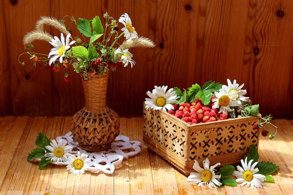 Летний букет с земляникой и ромашками