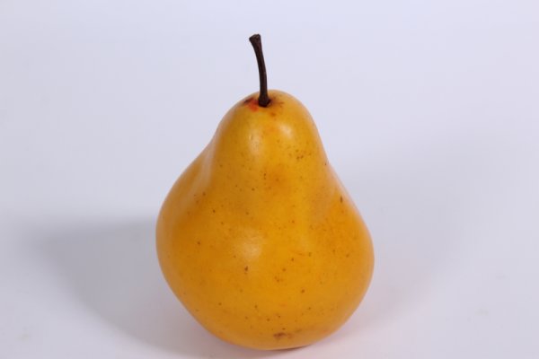 Спелая желтая груша