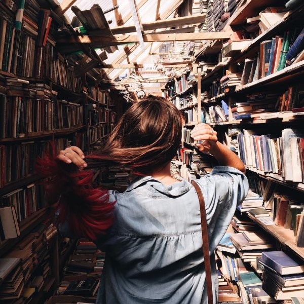 Девушка Книголюб