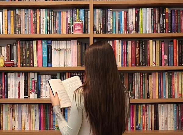 Девушка Книголюб