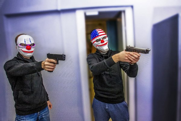 Два грабителя в масках