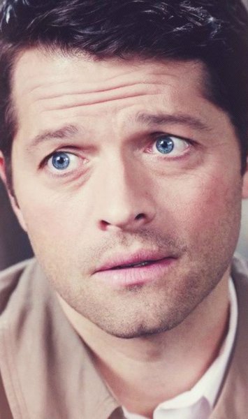 Миша Коллинз Кастиэль улыбается