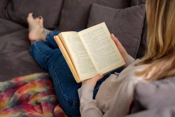 Читает книгу