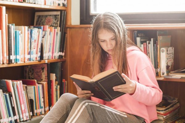 Девочка читает книгу