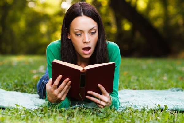 Девушка с книжкой