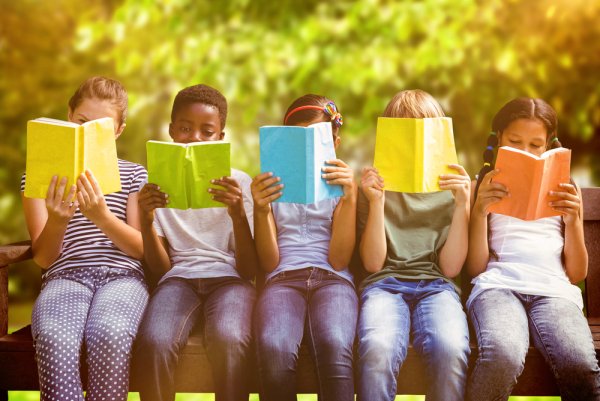Счастливый ребенок с книгой