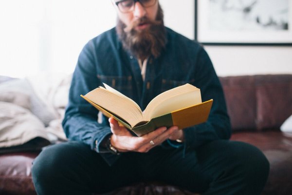 Читает книгу