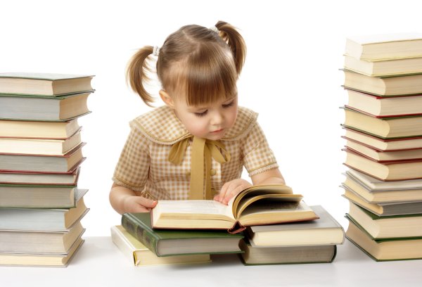 Ребенок за книгой
