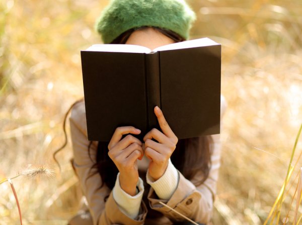 Человек читает книгу