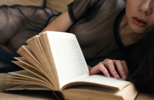 Девушка с книгой