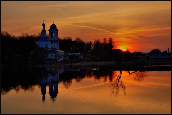 Церковь у реки закат