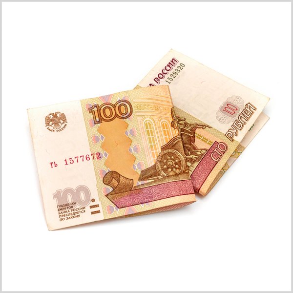 СТО рублей на белом фоне