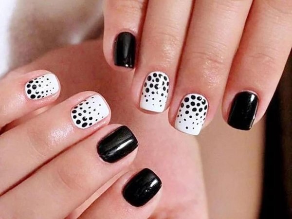 Маникюр на короткие ногти с точками