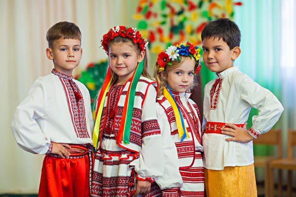 Дети в национальных костюмах
