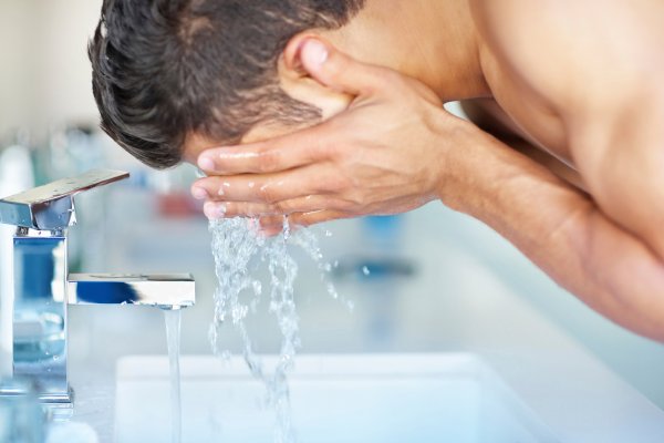 Умываться водой