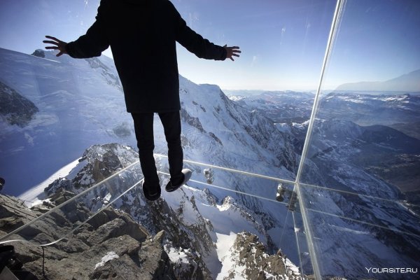 Смотровая площадка на aiguille du Midi в Альпах.