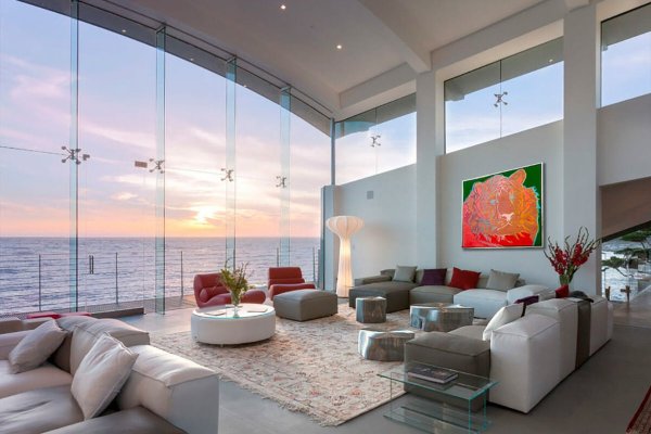 Просторная гостиная с панорамными окнами