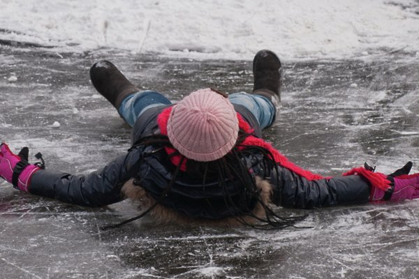 Фото упавшего в слякоть девушки