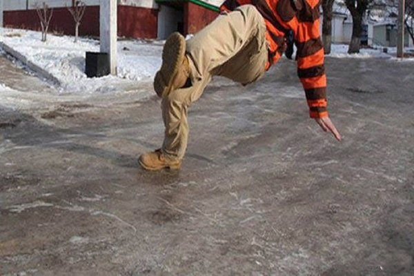 Человек поскользнулся