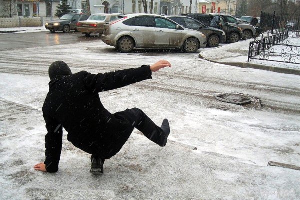 Человек падает на льду