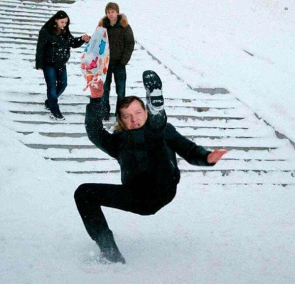 Человек падает на льду